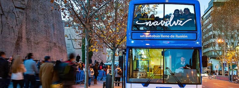 Bus Naviluz Madrid circulant en ville pour une visite des lumieres de Noel.