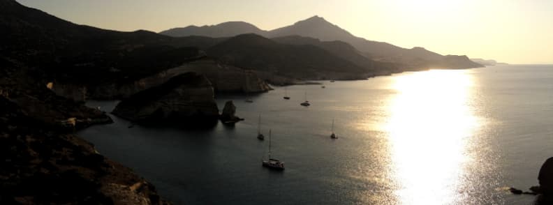 Milos dans les îles des Cyclades sur un voilier dans la mer Égée