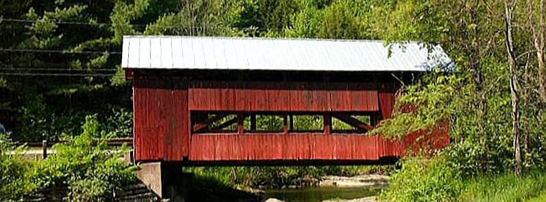 Pont couvert en automne au Vermont