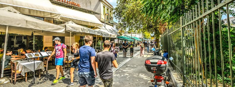 Rue Adrianou dans le quartier de Monastiraki à Athènes