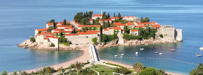 Sveti Stefan sur le bord de mer du Monténégro en bateau