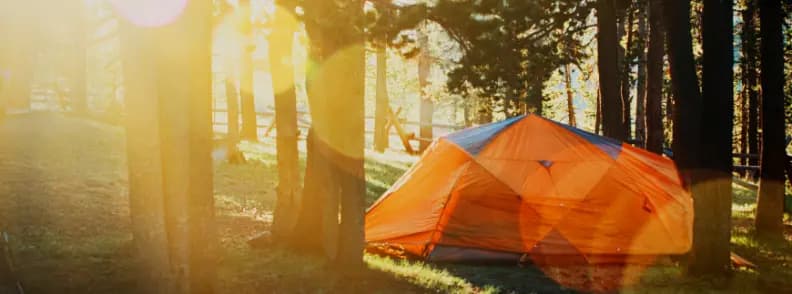 camping été dans les montagnes