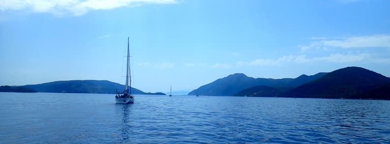 meganissi en vacances sur un yacht dans la mer Ionienne