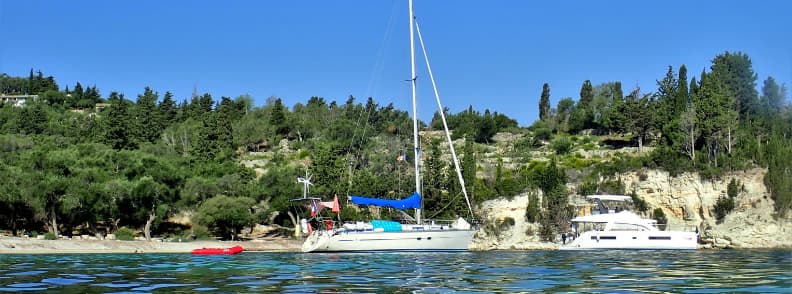 naviguer dans les îles Ioniennes avec le puzzle de la voile sur île de Paxos