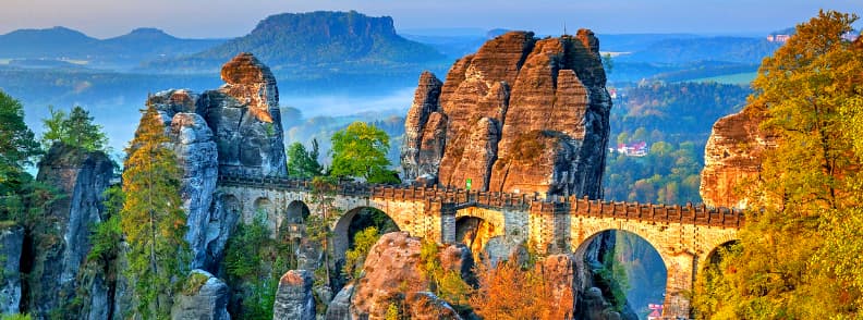 Partez en randonnée jusqu'au pont Bastei en Suisse Saxe, dans la vallée de l'Elbe! Prenez le ferry depuis Rathen, puis rendez-vous au pont de Bastei.