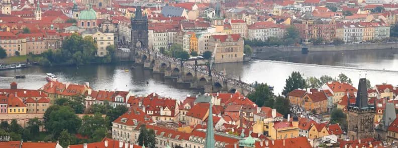 pont carol à prague sur la rivière vltava