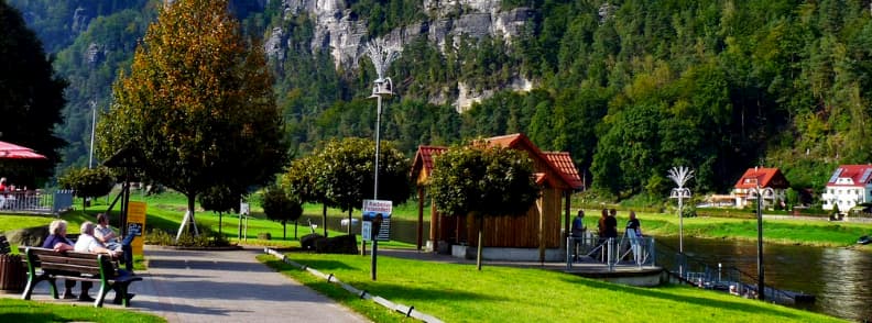 La randonnée vers le pont Bastei commence par la traversée de l'Elbe