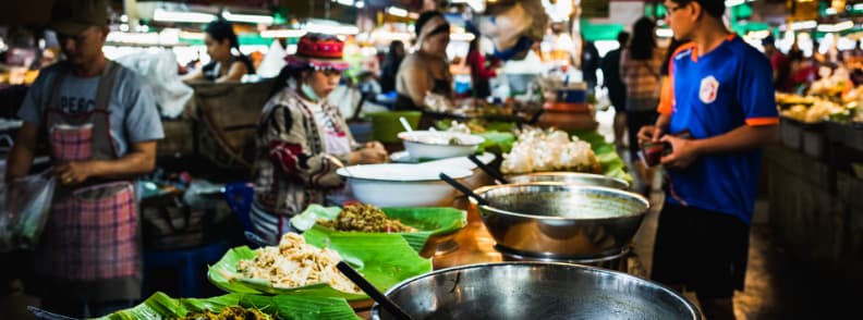touriste essaye la nourriture de Chiang Mai en ThaÃ¯lande