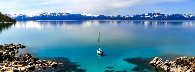 voilier sur le lac Tahoe en vacances été