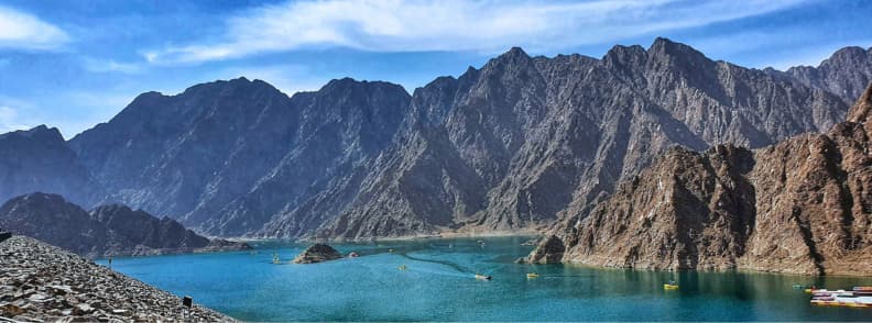 barrage hatta dam lac turquoise montagnes EAU dubai Vue spectaculaire du barrage Hatta Dam avec son lac turquoise entouré de montagnes rocheuses, spot incontournable pour photos et activités nautiques à Hatta