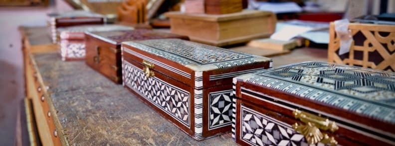 Boîtes artisanales décorées exposées sur un marché traditionnel à Abu Dhabi