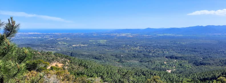 Vue sur la mer depuis les gorges du Blavet Bagnols en Foret Var Panorama depuis un sentier de randonnée des gorges du Blavet à Bagnols-en-Forêt, avec les vastes forêts du Var, la plaine de Fréjus et la mer Méditerranée à l’horizon.