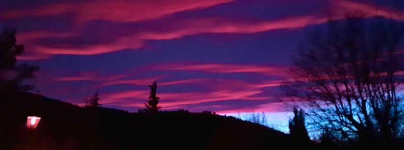 Ciel rouge la nuit, plaisir du marin. Bagnols en forêt coucher de soleil