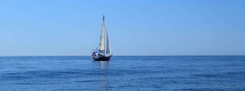 bateau naviguant vers Italie mer Ligure