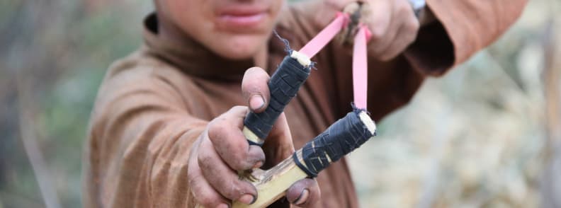 fabrication de fronde d'arme de survie en milieu sauvage