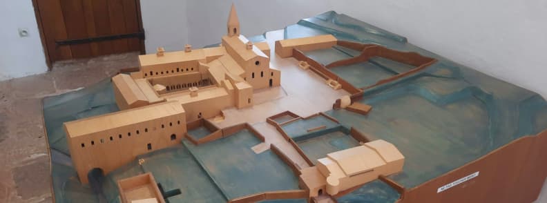 Maquette détaillée du plan de l’abbaye du Thoronet en Provence, montrant l’architecture cistercienne romane, utilisée pour les visites guidées et expositions.