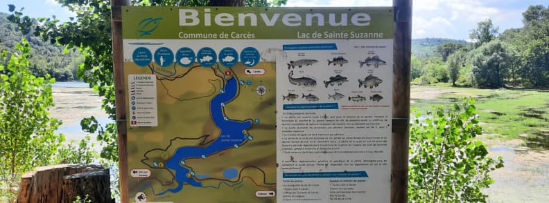 Panneau d’accueil avec carte du lac de Carcès et informations sur les espèces de poissons du lac de Sainte-Suzanne en Provence Verte