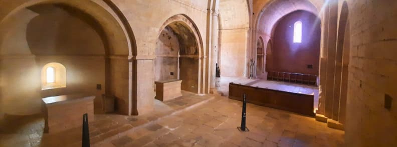 Chœur et chapelles latérales de l’abbaye du Thoronet en Provence, église romane cistercienne en pierre avec lumière filtrant par les fenêtres