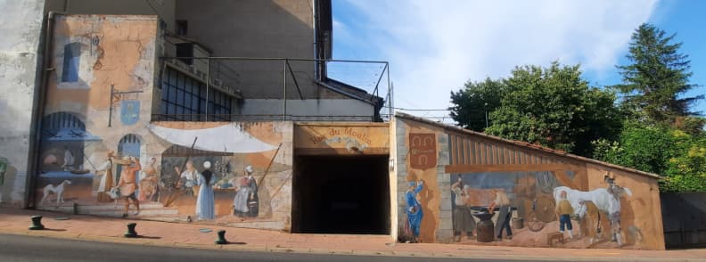 Fresque murale en trompe-l’œil de la Rue du Moulin à Carcès, représentant des scènes de vie traditionnelle en Provence