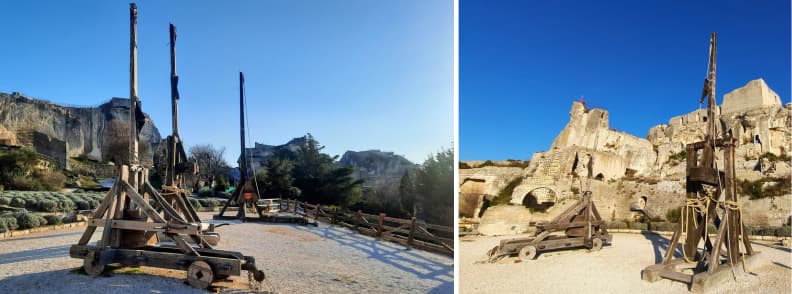 Reconstitution de bricoles médiévales au Château des Baux-de-Provence, avec grandes structures en bois devant les remparts de la forteresse.