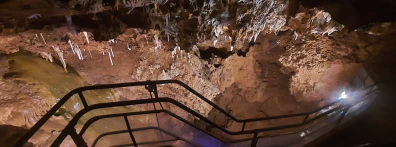 vue depuis le haut sur la cascade fluorescente et les stalactites de la grotte de Saint Cezaire