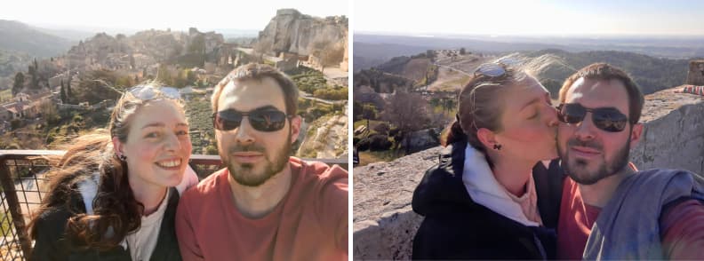 Couple profitant d’une visite aux Baux-de-Provence avec panorama sur le village médiéval et les paysages des Alpilles en arrière-plan