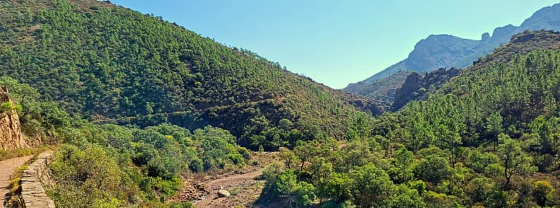 Panorama randonnee Col de Belle Barbe Ravin du Gratadis Esterel Vue panoramique sur les collines verdoyantes et les roches du massif de l’Estérel depuis le sentier reliant le Col de Belle Barbe au Ravin du Gratadis