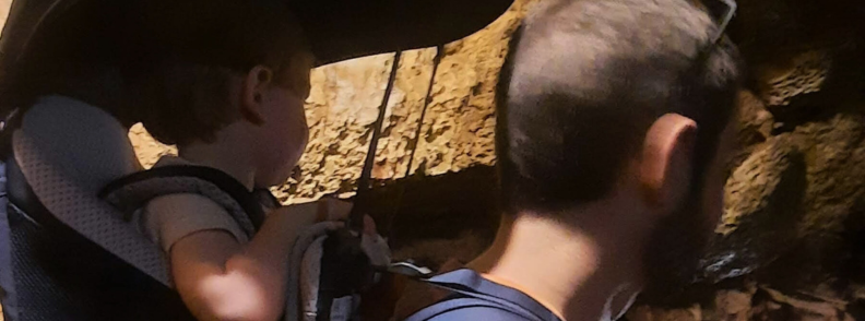 visite de la grotte de Saint Cezaire avec un bebe en porte bebe lors dune sortie familiale
