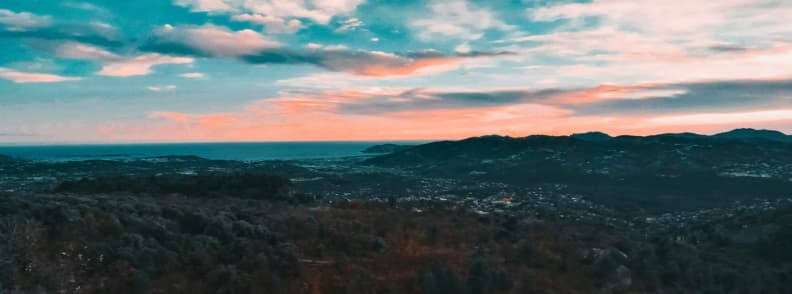 vue panoramique sur le Pays de Grasse et la mer Mediterranee au coucher du soleil en Provence