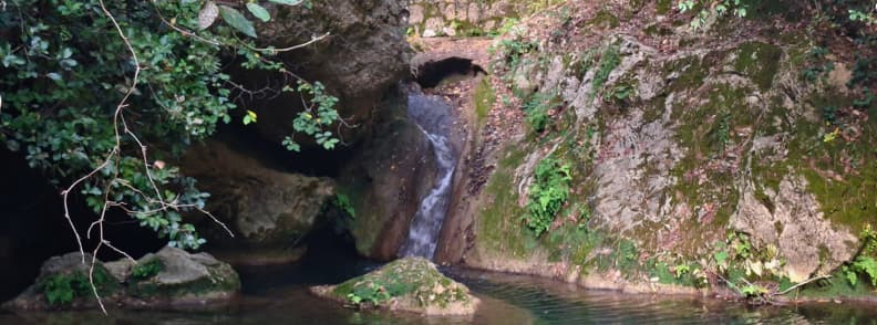 Cascade Cotignac riviere Cassole balade nature Provence Verte Var Petite cascade sur la rivière Cassole à Cotignac entourée de rochers couverts de mousse et de végétation en Provence Verte.