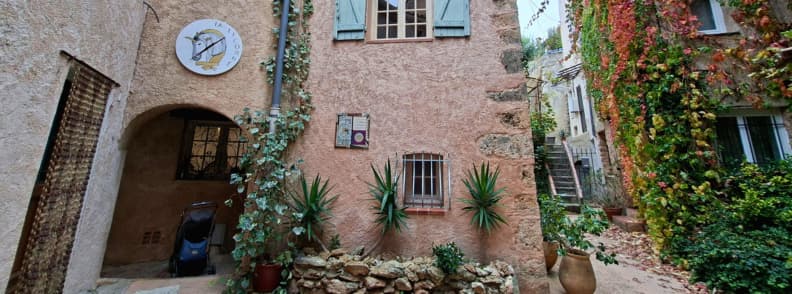 La Licorne Cotignac maison hotes boutique Provence Verte Var Façade fleurie de La Licorne Cotignac, maison d’hôtes de charme au cœur du village provençal en Provence Verte.