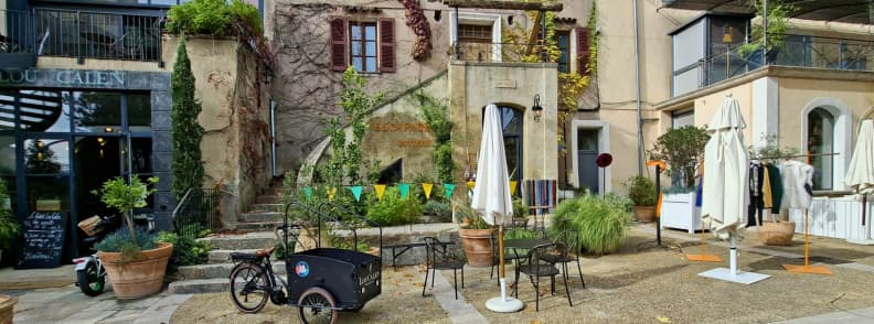 Lou Calen Cotignac boutiques et art de vivre Provence Verte Var Terrasse et boutiques locales autour de Lou Calen Cotignac en Provence Verte, avec façades anciennes et ambiance de village provençal.