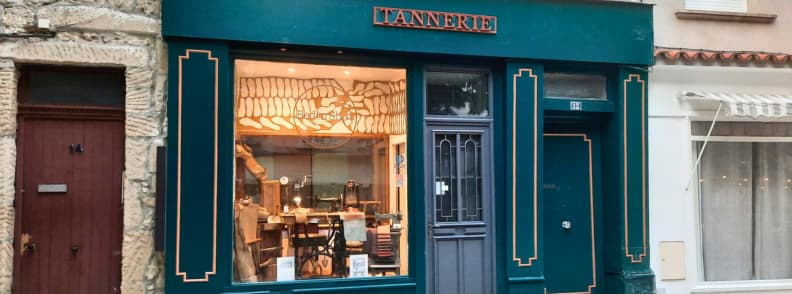 Facade de La Tannerie BedinShop a Romans sur Isere hebergement insolite rendant hommage au patrimoine du cuir dans la Drome