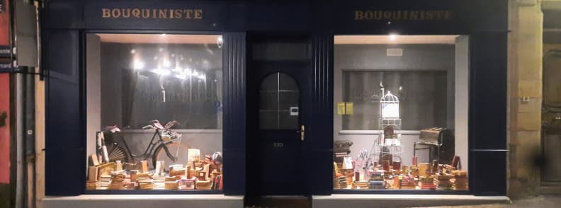 Facade du Bouquiniste a Romans sur Isere hebergement Bed in Shop inspire dune librairie ancienne dans la Drome