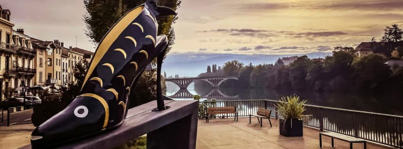 Sculpture de chaussure geante a Romans sur Isere au bord de la riviere Isere avec vue sur le pont et lever du soleil dans la Drome
