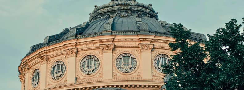 Noel a Bucarest Ateneul Roman hiver culture Athenee Roumain Façade de l’Athénée roumain à Bucarest au petit matin sur Calea Victoriei, architecture néoclassique emblématique en hiver