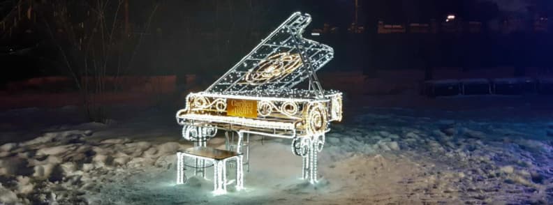 Noel a Bucarest Garden of Lights Jardin des lumieres jardin botanique hiver Installation lumineuse en forme de piano au Garden of Lights Jardin des Lumieres Bucarest dans le jardin botanique avec neige et ambiance hivernale de nuit