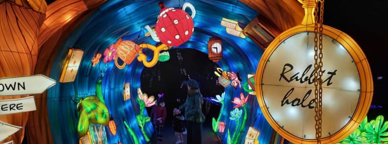 Noel a Bucarest Garden of Lights jardin des lumieres tunnel lumineux hiver Tunnel lumineux Garden of Lights Jardin des Lumieres à Bucarest avec décor féerique inspiré du terrier du lapin, lanternes colorées et visiteurs en hiver