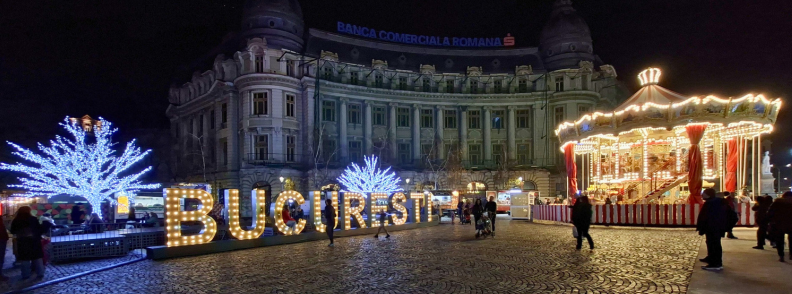 Noel a Bucarest Marche de Noel du centre ville Place Universite Nuit Noël à Bucarest. Marche de Noel a Bucarest sur la Place de l Universite la nuit avec lettres lumineuses Bucuresti carrousel illumine et decorations festives en hiver
