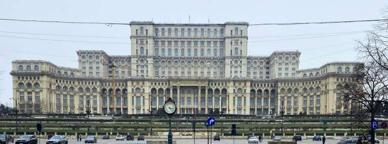 Noel a Bucarest Palais du Parlement hiver visite tour architecture Palais du Parlement a Bucarest en hiver avec facade monumentale vue de jour depuis Piata Constitutiei pendant la saison froide
