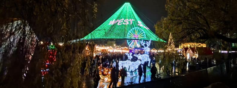 Noel a Bucarest West Side Christmas Market Drumul Taberei Sector 6 West Side Christmas Market Bucarest a Drumul Taberei Sector 6 avec lumieres vertes grande roue foule et decorations de Noel la nuit en hiver