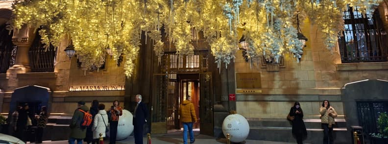 Noel a Bucarest hotel Marmorosch decor hiver Entree hotel Marmorosch Bucarest decoree pour Noel avec guirlandes lumineuses dorées visiteurs et ambiance hivernale en centre ville
