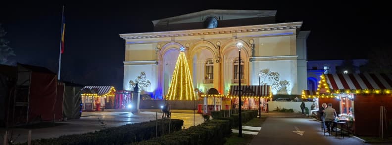 Noel a Bucarest marche de Noel Opera hiver Marche de Noel Opera Bucarest devant l Opera nationale avec sapin illumine chalets festifs decorations de Noel et ambiance calme en hiver