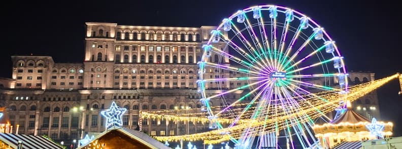 Noel a Bucarest marche de Noel Piata Constitutiei hiver Grande roue illuminee au marche de Noel Bucarest Piata Constitutiei avec le Palais du Parlement en arriere plan pendant la periode de Noel en hiver