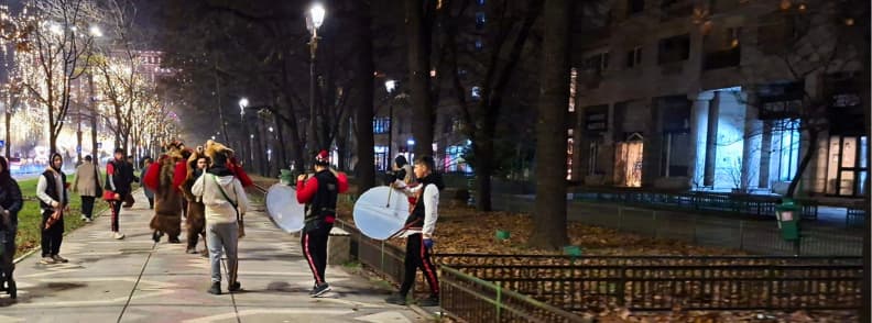 Ursul Tradition Bucarest Colindat Mos Ajun Nuit Hiver Colindat a Bucarest avec groupe traditionnel jouant du tambour et deguisement d ours pendant la periode de Noel en hiver en ville