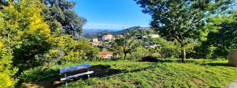 Balade mimosa Tanneron aire pique nique village Var Aire de pique-nique ombragée le long d’une balade au cœur des mimosas à Tanneron avec vue sur le village et le Massif du Tanneron