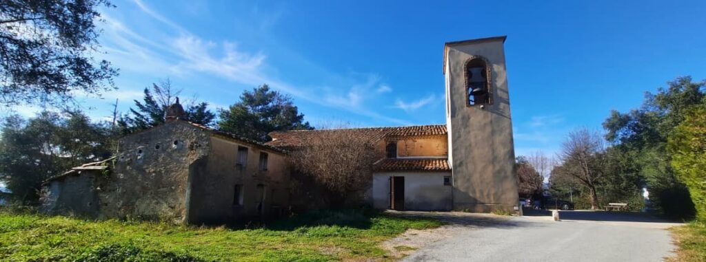 Eglise Notre Dame de Peygros Tanneron France patrimoine Var Église Notre-Dame de Peygros à Tanneron avec clocher et bâtiments anciens au cœur du Massif du Tanneron dans le Var