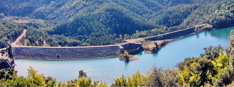 Lac de Saint Cassien proche Tanneron France panorama Var Vue panoramique sur le lac de Saint Cassien depuis les hauteurs proches de Tanneron avec barrage et collines boisées du Var