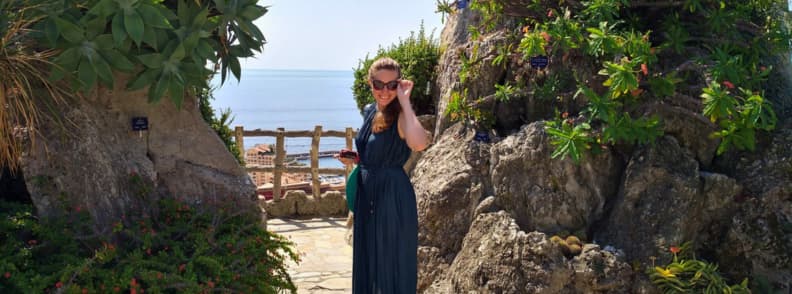 Mirela Letailleur The Travel Bunny voyage sud de la France experience authentique Mirela Letailleur explorant un sentier du Jardin Exotique Monaco lors d un voyage authentique dans le sud de la France partage sur le blog The Travel Bunny
