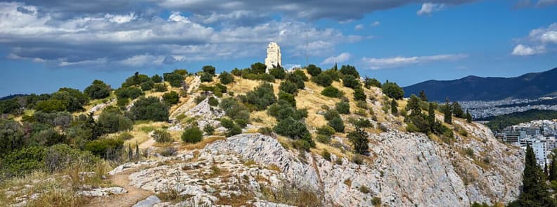 Colline de Philopappos Athenes avec monument antique au sommet et vue panoramique sur la ville